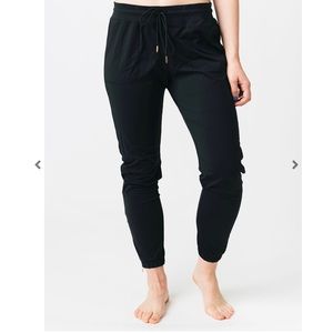 Zyia black peak zipper jogger
